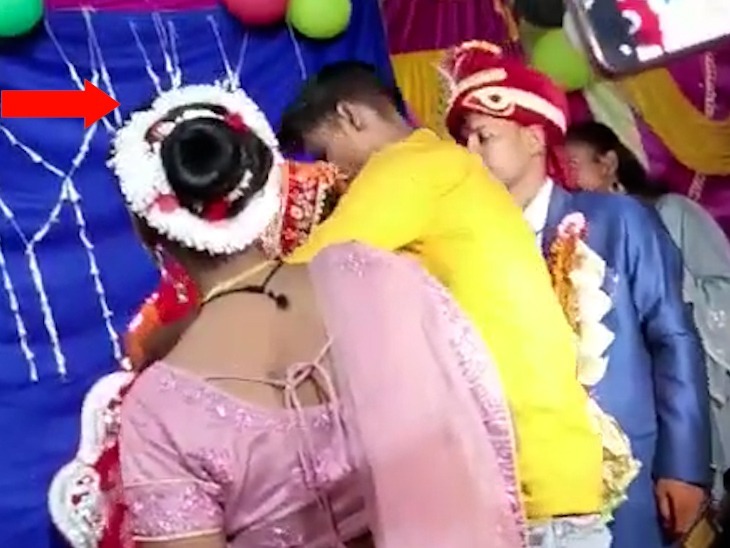 वरमाला के स्टेज पर लड़की को माला पहनता प्रेमी।