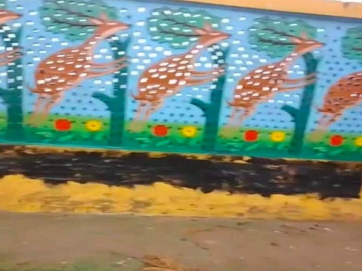दीवार पर लिखे नारों को सुबह स्याही से मिटा दिया गया।