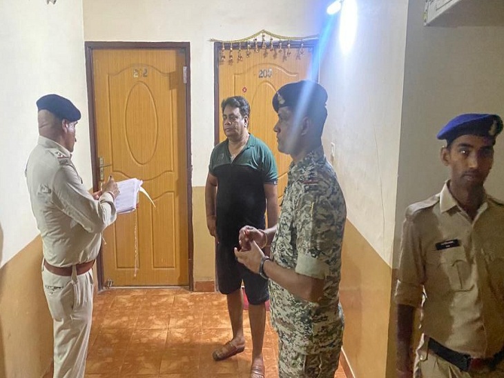अपार्टमेंट में रह रहे लोगों से पूछताछ करती पुलिस