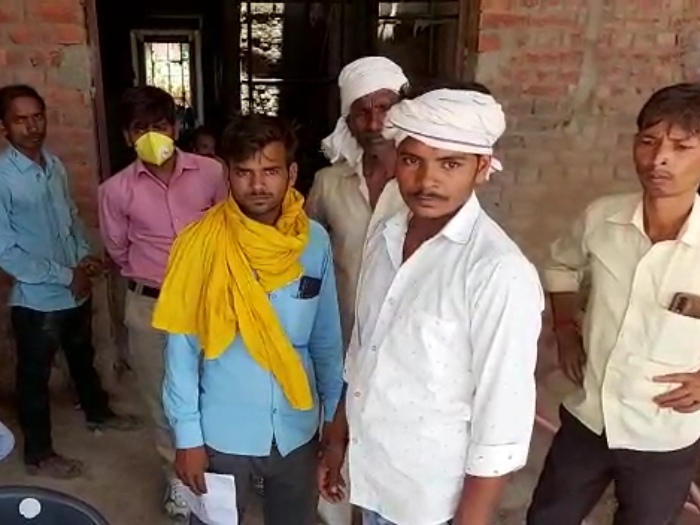 घटना के बाद मौके पर मौजूद ग्रामीण।