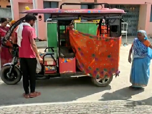 ई-रिक्शा पर ही बच्चे को जन्म देने को मजबूर हुई महिला।