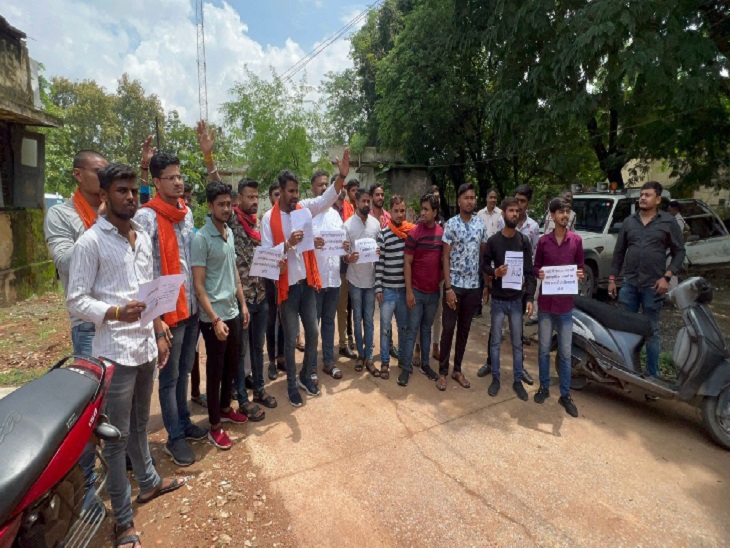 भाजयुमो नेता व कार्यकर्ताओं ने शहर में अपराधियों को राजनीतिक संरक्षण देने का आरोप लगया है।