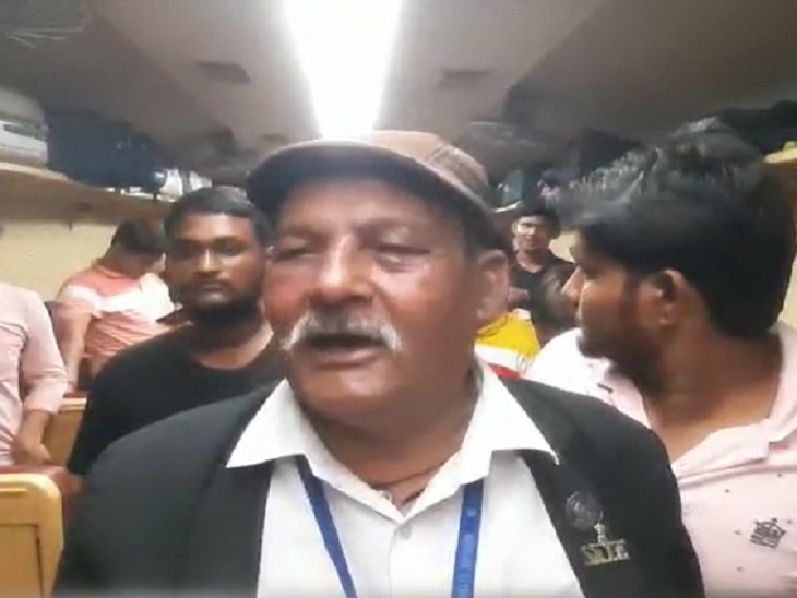 दो बाइक की आमने सामने टक्कर, एक जेसीबी चालक की गई जान; दूसरा घायल | Two  bikes collided head-on, one JCB driver died; second injured - Dainik Bhaskar