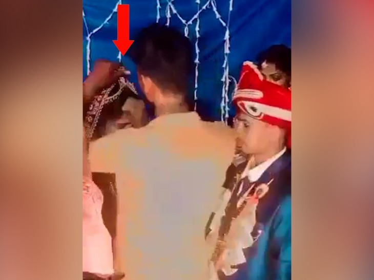 प्रेमिका की मांग में सिंदूर भरता प्रेमी।