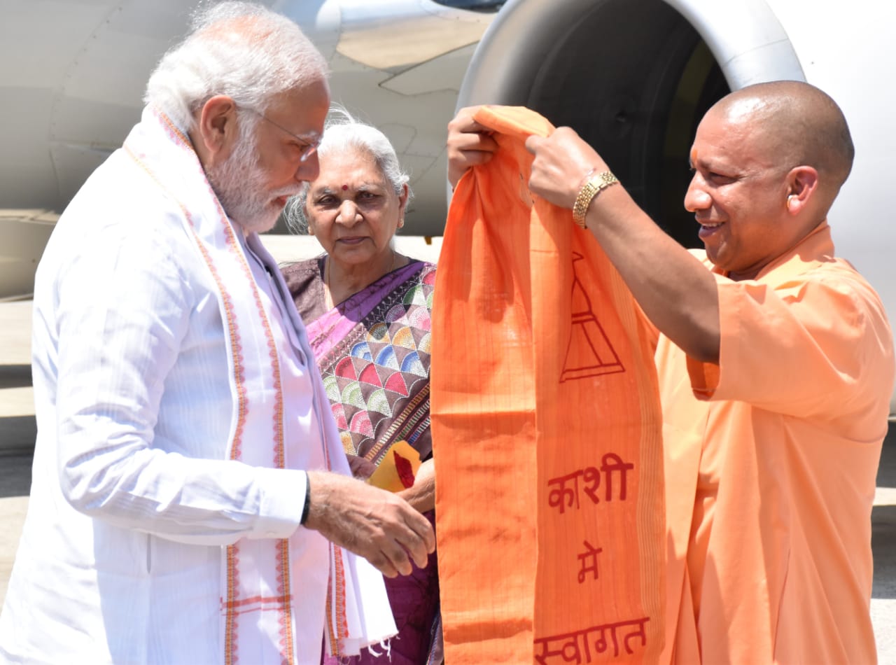 प्रधानमंत्री नरेंद्र मोदी दिल्ली से वाराणसी एयरपोर्ट पहुंचे, तो राज्यपाल आनंदीबेन पटेल और मुख्यमंत्री योगी आदित्यनाथ ने उनका अंगवस्त्रम से स्वागत किया।