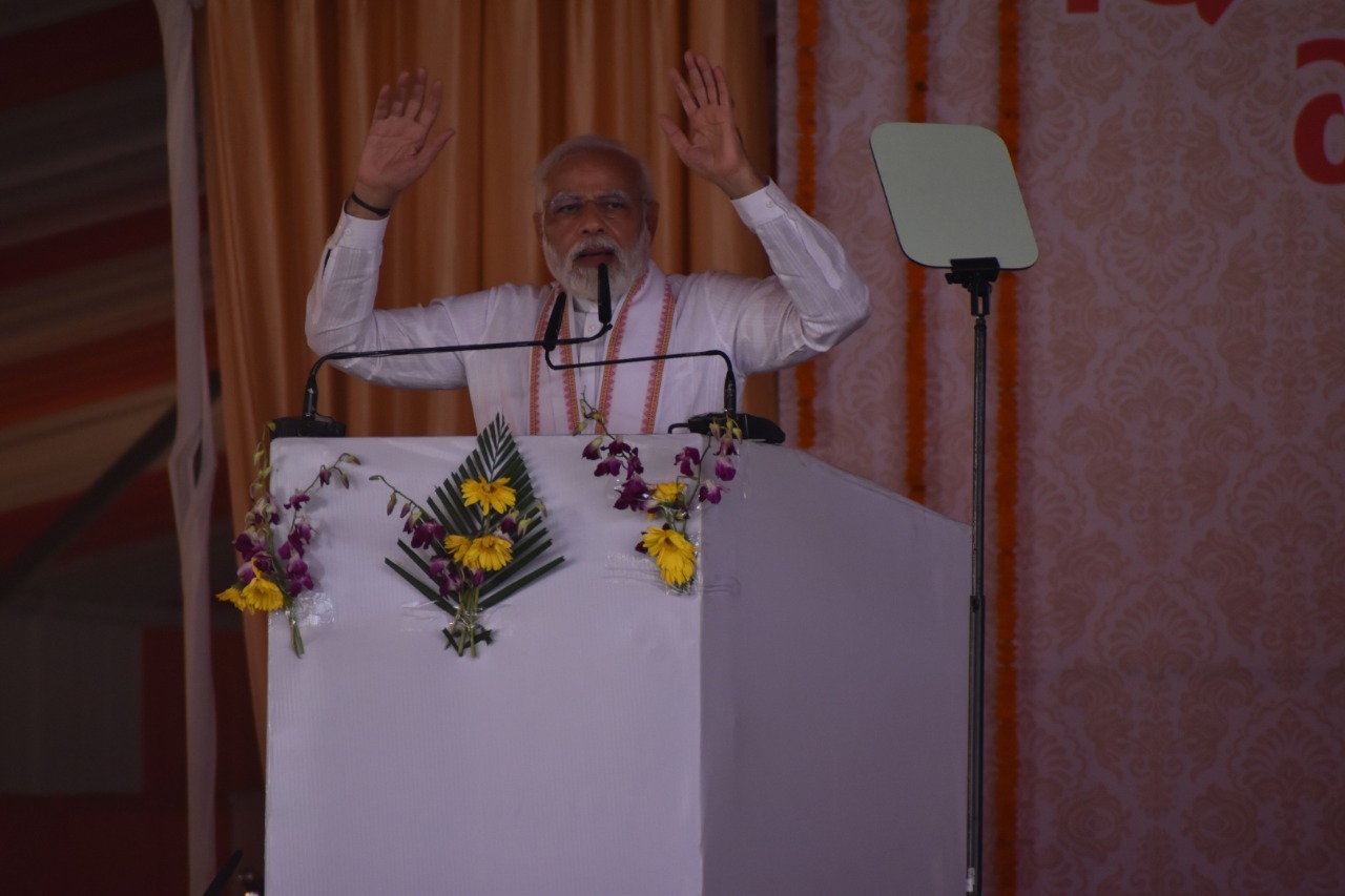 रुद्राक्ष कन्वेंशन सेंटर से प्रधानमंत्री डॉ. संपूर्णानंद स्पोर्ट्स स्टेडियम पहुंचे। यहां उन्होंने 1774 करोड़ रुपए की परियोजनाओं का लोकार्पण और शिलान्यास करने के बाद 28 मिनट तक जनसभा को संबोधित किया।