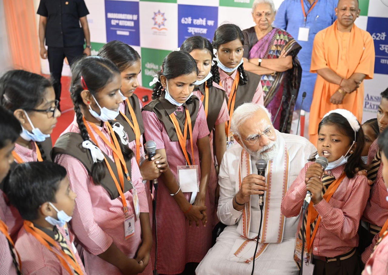 अक्षय पात्र किचन का भ्रमण करने बाद प्रधानमंत्री ने वहां मौजूद 20 बच्चों से बातचीत की। बच्चों ने उन्हें कविताएं और शिव तांडव स्तोत्र सुनाया। इसके अलावा बच्चों ने सरकारी स्कूलों की पढ़ाई और मिड-डे-मील के बारे में भी प्रधानमंत्री को बताया।