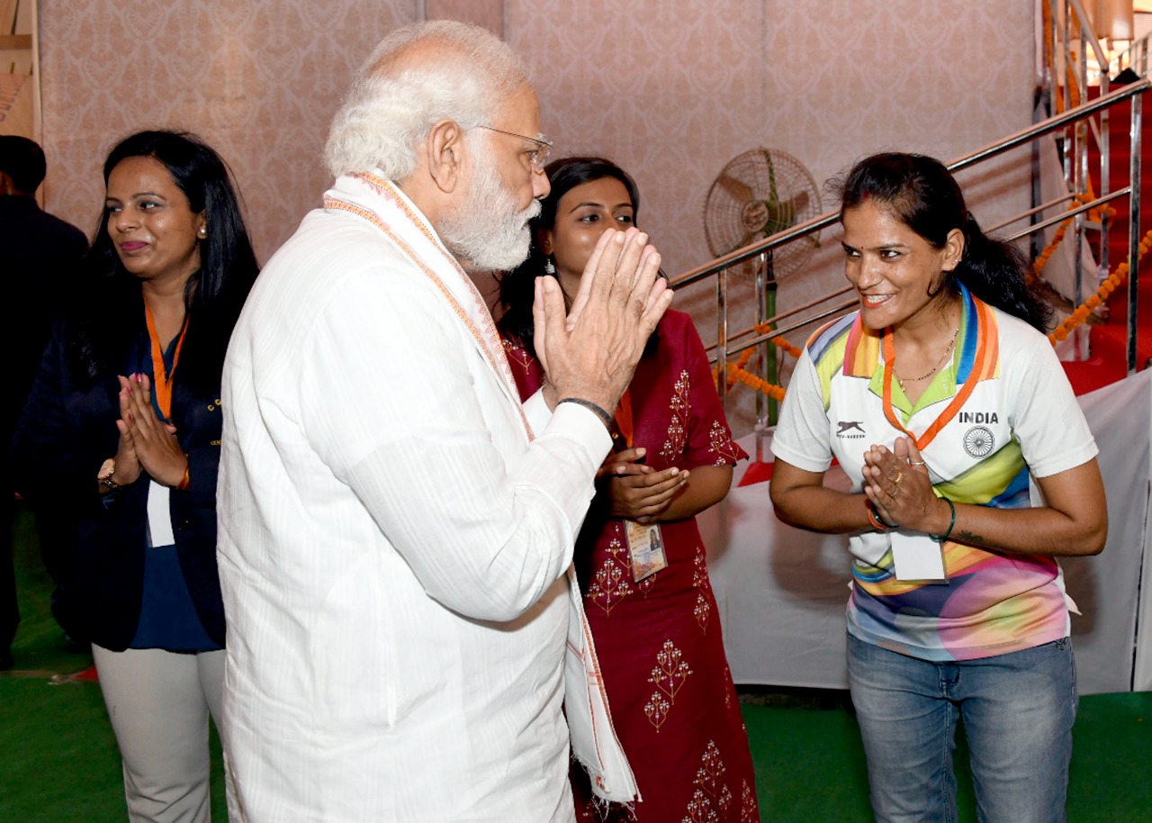 डॉ. संपूर्णानंद स्पोर्ट्स स्टेडियम में प्रधानमंत्री मोदी ने काशी के प्रतिष्ठित खिलाड़ियों से भी मुलाकात की। स्पोर्ट्स स्टेडियम का 87.36 करोड़ रुपए से कायाकल्प किया जाएगा। यहां पूर्वांचल की युवा खेल प्रतिभाओं को विश्वस्तरीय सुविधाएं मुहैया कराई जाएंगी।