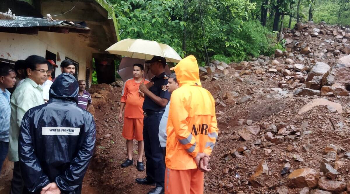 रविवार को मौसम विभाग (IMD) ने ऑरेंज अलर्ट जारी किया था, जिसके बाद NDRF ने 7 टीमों को मुंबई में और 5-5 टीमों को रत्नागिरी और रायगढ़ जिलों में तैनात किया था।