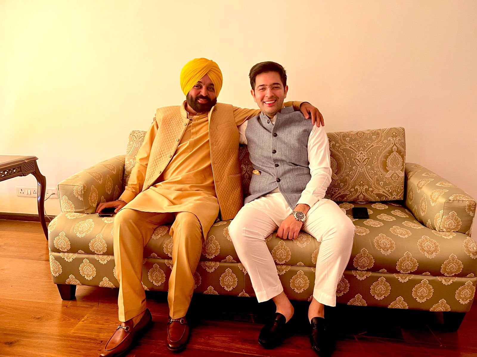 भगवंत मान सांसद राघव चड्ढा के साथ।