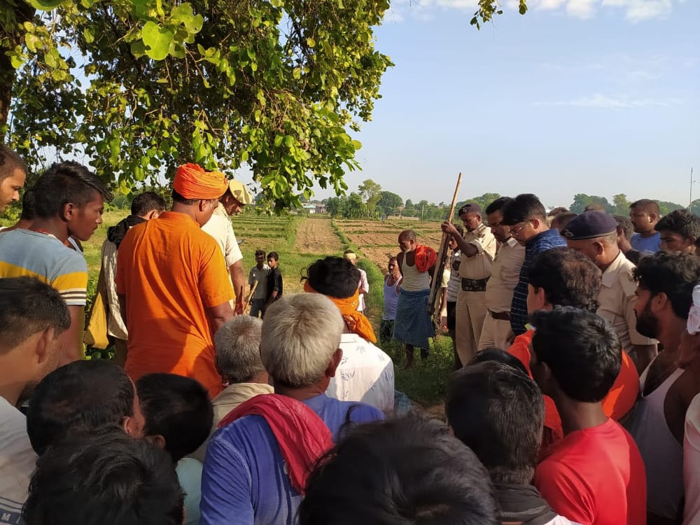 घटनास्थल पर लगी भीड़। - Dainik Bhaskar