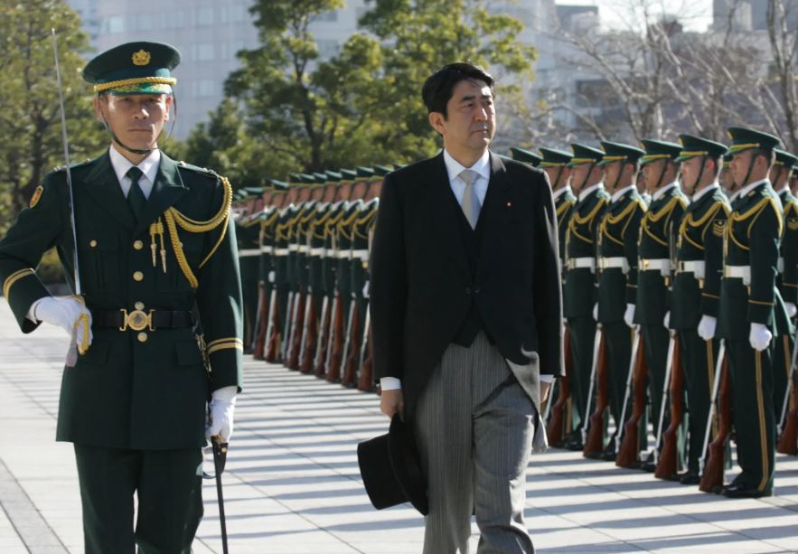 फोटो 2007 की है। तब शिंजो आबे सिर्फ एक साल के लिए प्रधानमंत्री बने थे। उनके पहले टेन्योर में ही साफ हो गया था कि वो सख्त फैसले लेने वाले नेता हैं। उनके लिए जापान की सुरक्षा सबसे पहले थी।