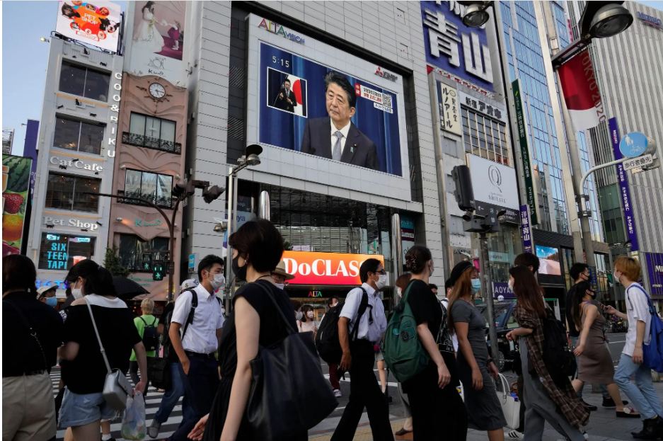 बात 2020 की है। आबे की सेहत दिन-ब-दिन खराब होती जा रही थी। उन्होंने कुर्सी छोड़ने का फैसला किया। जापान में ज्यादातर लोग उनके फैसले से नाखुश थे। उनकी नजर में आबे सबसे बेहतर PM थे।