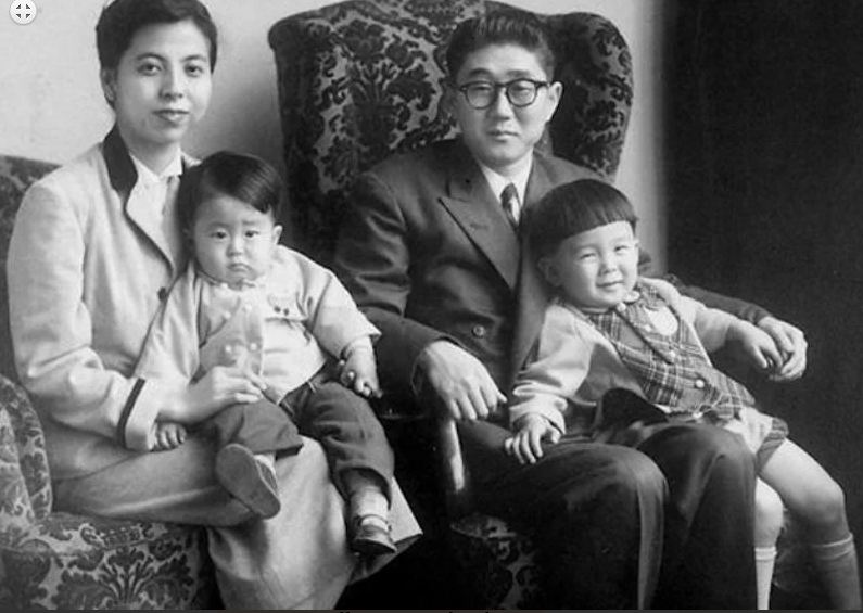 यह फोटो आबे के बचपन की है। यहां वे अपनी मां की गोद में (बीचों-बीच) बैठे हैं। उनके भाई हीरोनोबू भी पिता की गोद में बैठे हैं।