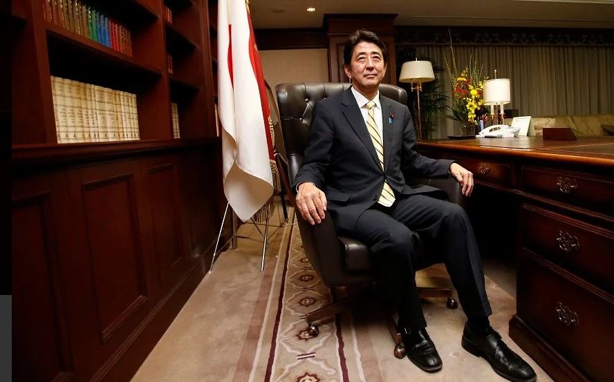आबे दूसरी बार 2012 में जापान के प्रधानमंत्री बने। ये तस्वीर उनके दूसरे कार्यकाल के दौरान की है। यहां वे अपने स्टडी रूम में बैठे हैं।