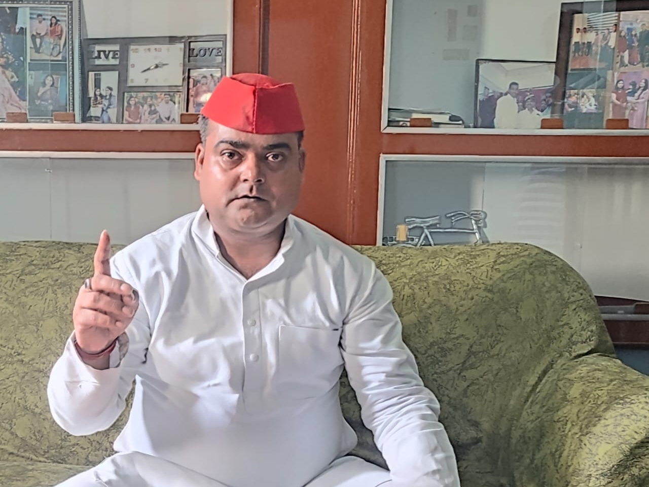 5000 rupees and accused of snatching the card of the bar association