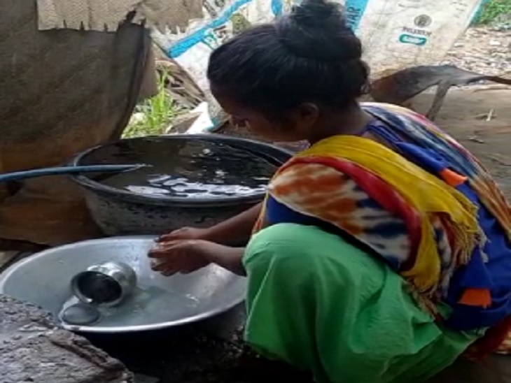 घर के कामों के व्यस्त प्रेम की बहन।