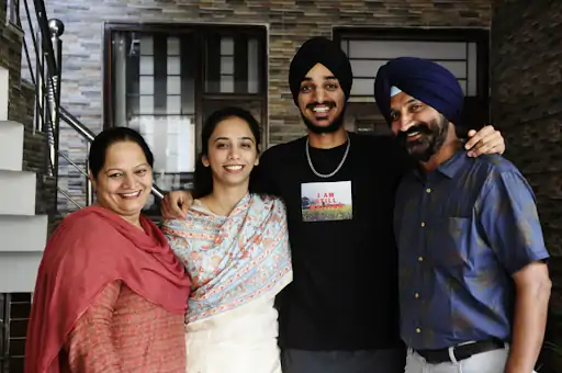 अर्शदीप सिंह अपने परिवार के साथ।