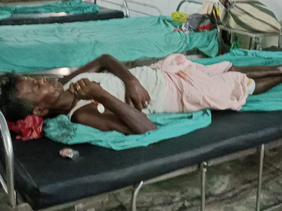 सदर अस्पताल में इलाजरत व्यक्ति।