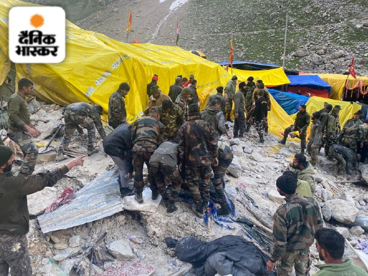 अमरनाथ गुफा के पास रेस्क्यू में जुटे सेना के जवान। पहाड़ों पर पहले से भी जमीन ऊबड़-खाबड़ थी, उस पर मिट्&zwnj;टी और पत्थरों के चलते रेस्क्यू में काफी दिक्कतें आईं।