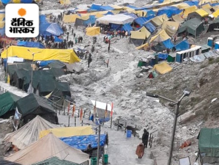 बादल फटने के बाद पहाड़ों के बीच से पानी बहने लगा। बेस कैंप पर लगाए गए टेंट में से करीब 25 टेंट और दो-तीन लंगर पानी में बह गए।