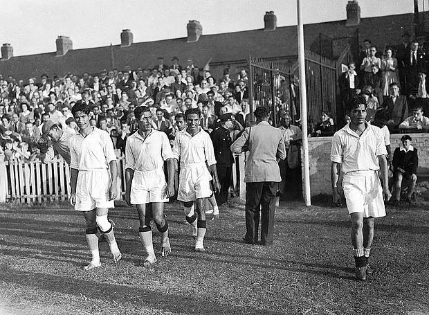 1948 के लंदन ओलिंपिक में इंडियन टीम मजबूत मानी जाने वाली फ्रांस टीम के खिलाफ बिना जूतों के मैदान में उतरी। बावजूद इसके यह मैच 1-1 की बराबरी पर छूटा।