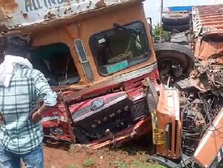 गुना में दो कंटेनर आपस में भिड़ गए। इससे दो गाड़ियां क्षतिग्रस्त हो गईँ।