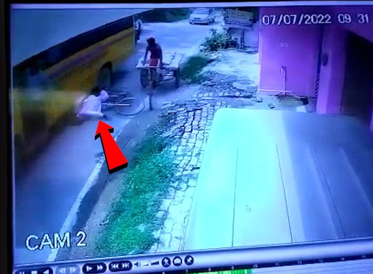 बैलेंस बिगड़ा और वो बस के पिछले पहिए के नीचे आ गए।