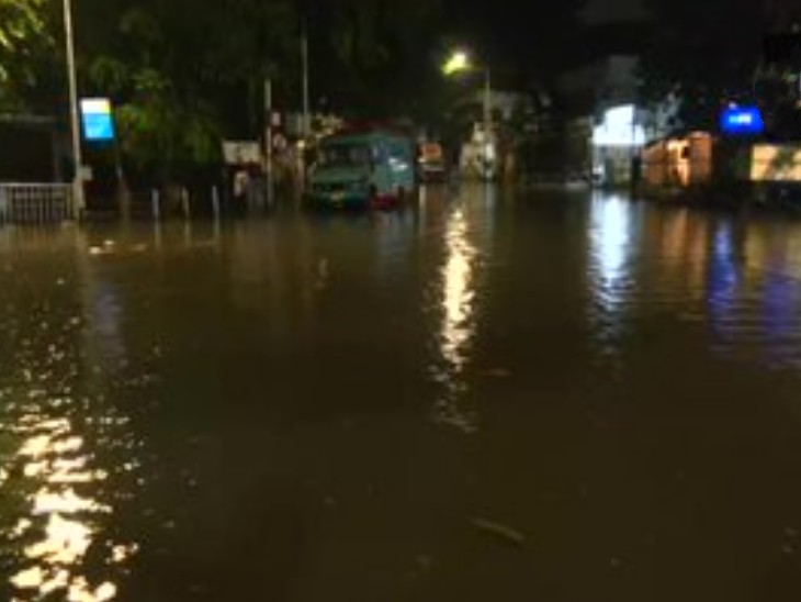 After the rain in Mumbai the previous day, there was waterlogging in many areas of Mumbai.  A heavy rain alert has been issued here in the next 24 hours.