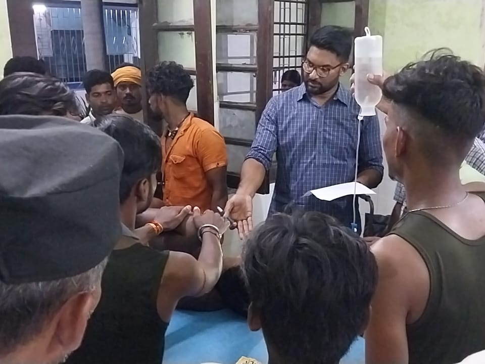 नशे में धुत होकर पड़ोसी पर भी किया वार, बेहतर इलाज के लिए हायर सेंटर रेफर |  He also attacked the neighbor after getting drunk, referred to higher center  for better treatment -