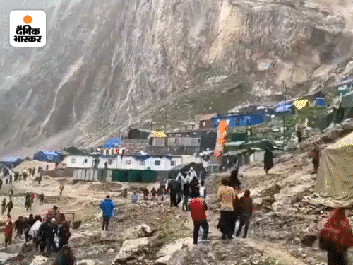 शुक्रवार शाम करीब 5.30 बजे बादल फटने के बाद अमरनाथ यात्रा के रास्ते में लगे कैंप तक सैलाब आ गया। पानी का बहाव इतना तेज था कि बड़े पत्थर और चट्&zwnj;टानें भी बहने लगे।