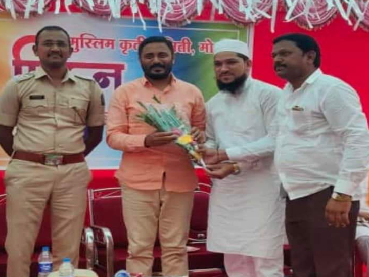 सोशल मीडिया पर कई ऐसी तस्वीरें मिली हैं जिनमें इरफान पुलिस वालों को सम्मानित करते हुए दिखता है। पुलिस को भी उसका काम देखकर कभी उसके NGO पर शक नहीं हुआ।