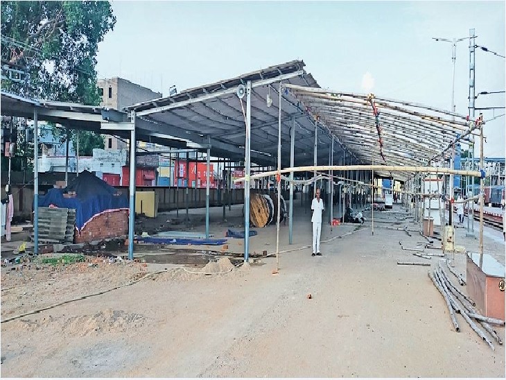 प्लेटफार्म संख्या एक के पश्चिमी हिस्से में बन रहा कांवरिया शेड। - Dainik Bhaskar