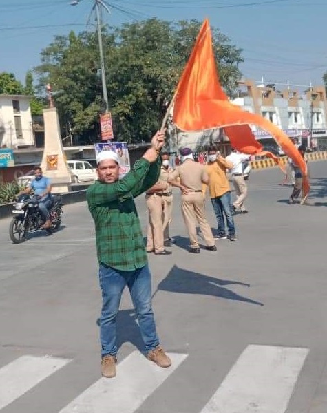 तस्वीर में अमरावती हत्याकांड का मुख्य आरोपी इरफान है जो हाथ में भगवा झंडा लिए हुए है। सोशल मीडिया पर इरफान कई पोस्ट में होली और दिवाली की शुभकामनाएं दे रहा है।