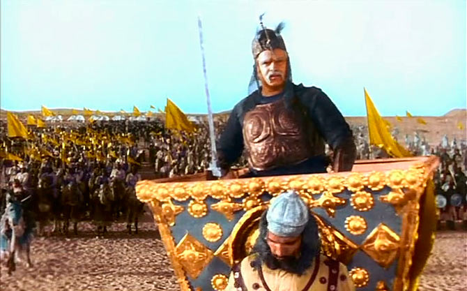 युद्ध के दृश्यों में ग्राफिक नहीं थे। असल में हजारों घोड़े हाथी ऊंट लाए गए थे।