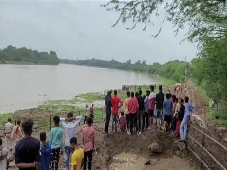 दुर्घटना स्थल पर मौजूद लोग व परिजन