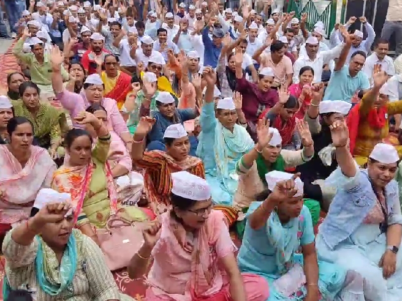 सरकार के खिलाफ नारेबाजी करते कर्मचारी।