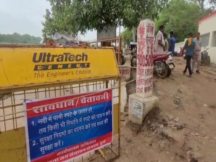 पुलिस द्वारा नदी के पास लगाया गया बैरिकेड।