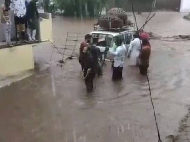 अलीराजपुर में वैन फंस गई। इसे रस्सी बांधकर निकाला गया।