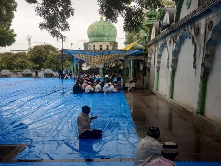 हल्की फुहारों के बीच नमाज अदा की गई।