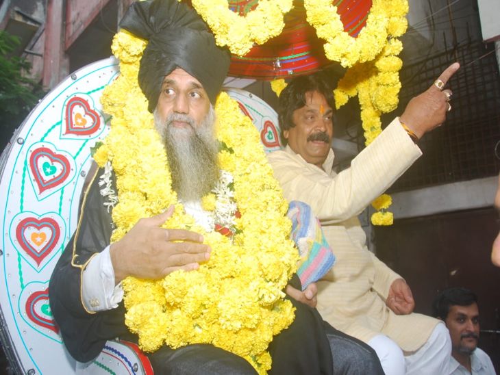 नमाज के पूर्व शहर काजी को बग्गी में बैठाकर लाया गया।