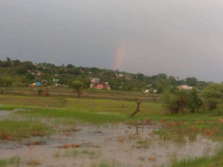 विदिशा के पास सांची में रात को बारिश होने के बाद सुबह के समय इंद्रधनुष दिखाई दिया।