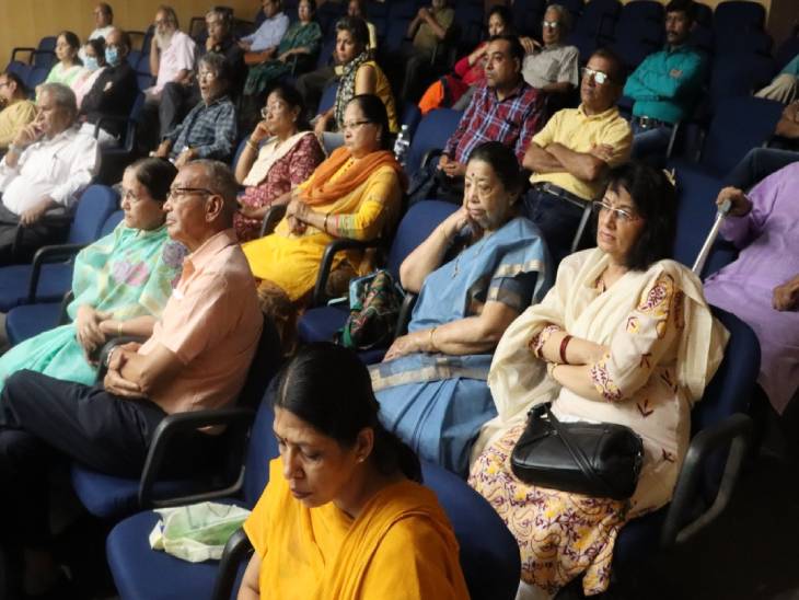 कार्यक्रम में उपस्थित श्रोता।