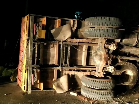 पलटा ट्रक।