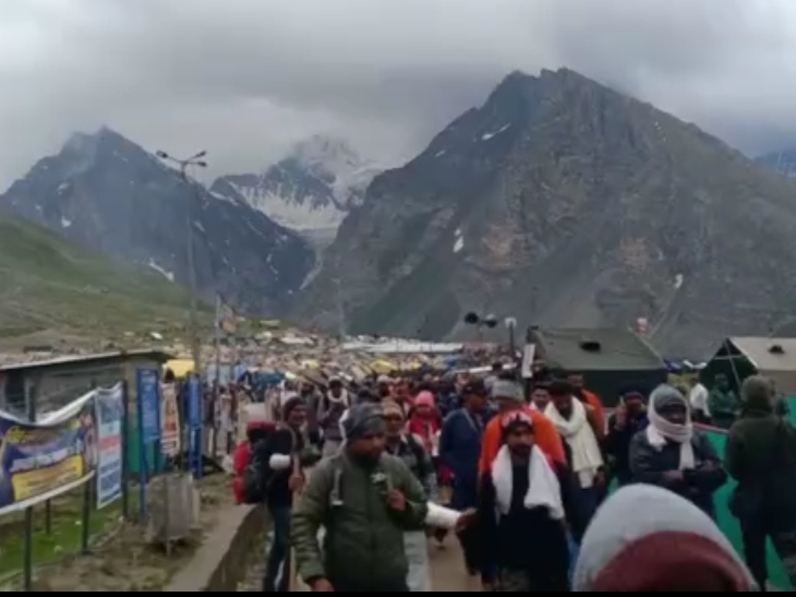 यात्रा शुरू होने पर तीर्थयात्रियों में खुशी।