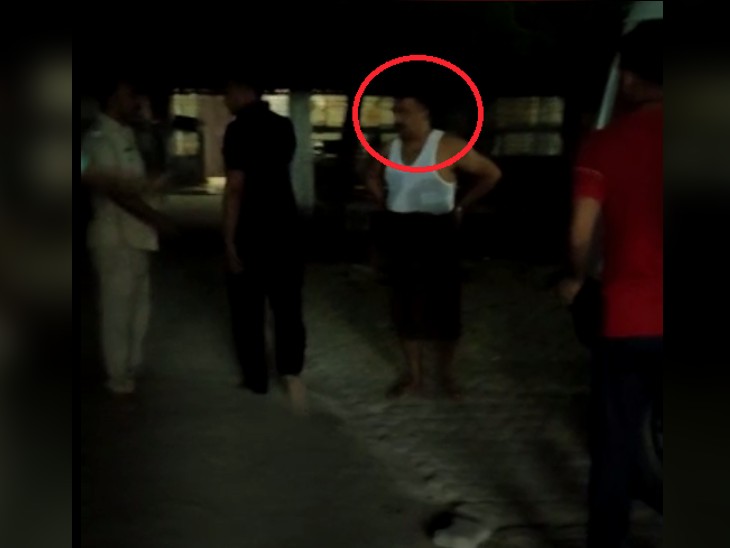 अस्पताल में तौलिया लपेट घूम रहा आरोपी।