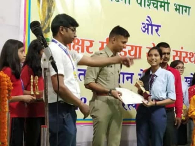 बच्ची के साथ आरोपी की तस्वीर।