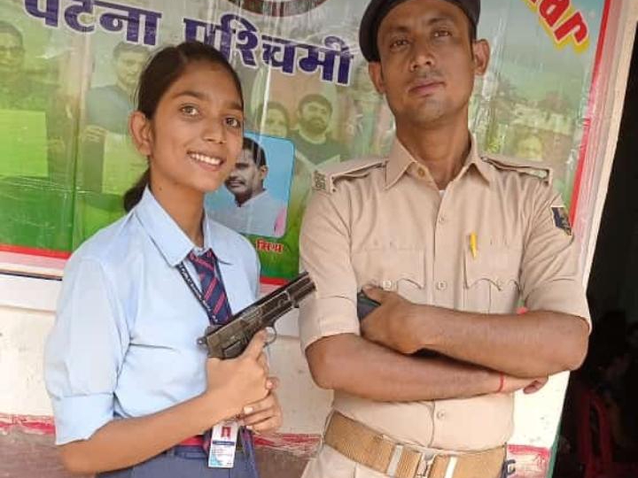 बच्ची के हाथ में सरकारी पिस्टल।