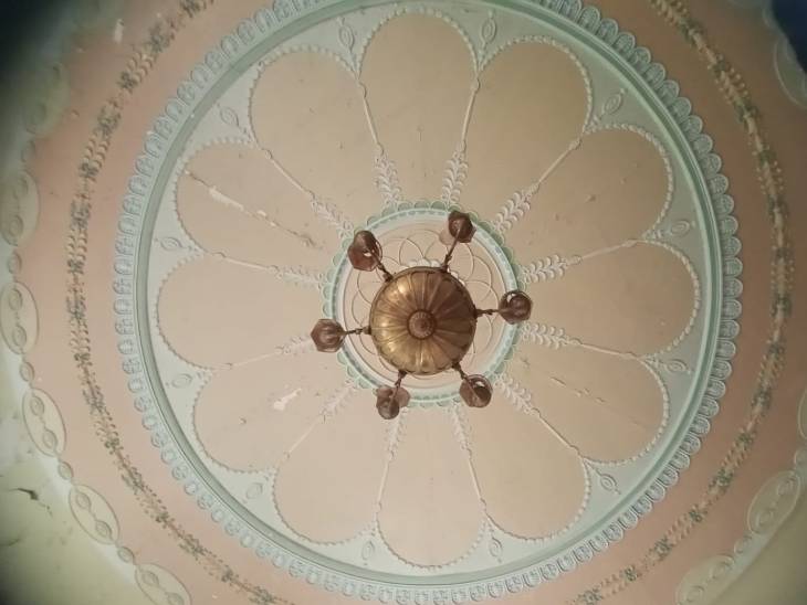 छतों पर पीओपी की गई है।