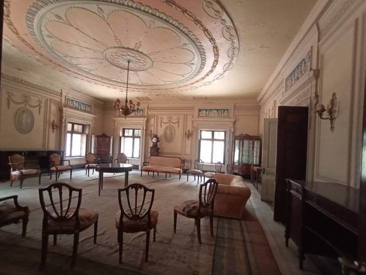 लालबाग पैलेस का ड्राइंग रूम।